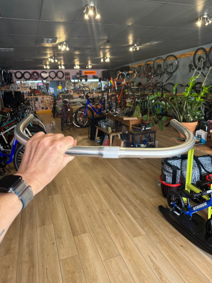 Nitto B617 Promenade handlebar viewed head-on, showing 135° sweep and 450mm width.
